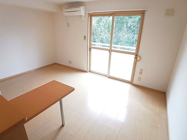 アンソレイエの居間・リビング|日当たり良好の明るいリビングスペース