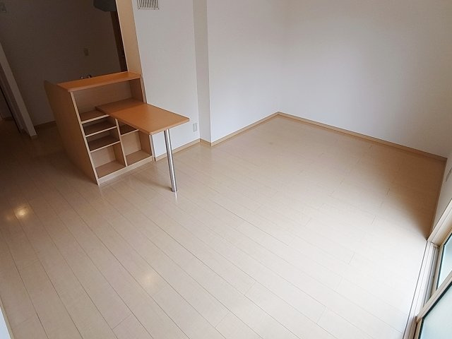 アンソレイエの居間・リビング|綺麗なフローリングのお部屋です