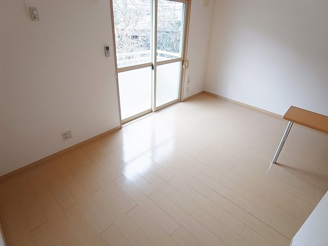 アンソレイエの居間・リビング|リビング、窓大きく明るい室内