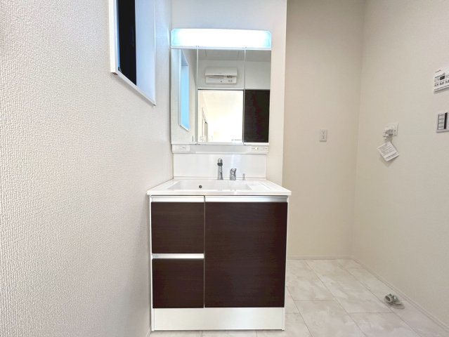 リーブルガーデン　一宮市千秋町加納馬場第7　全4区画分譲の独立洗面台|洗面化粧台 幅 750mm、軽く割れにくい洗面ボールと場所をとらないコンパクト設計の本体キャビネットです。
ミラー扉の内側は全て収納スペースです。リフトアップシャワーを採用し両手が自由に使えます