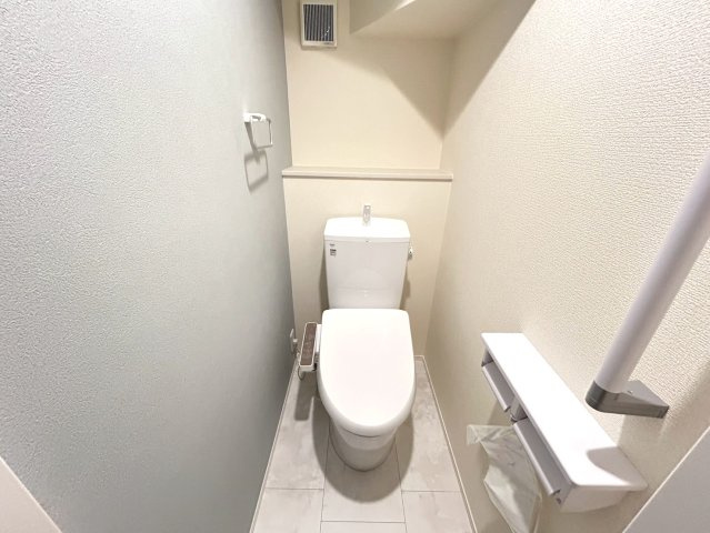 リーブルガーデン　一宮市千秋町加納馬場第7　全4区画分譲のトイレ|超表面平滑加工とイオンパワーの「セフィオンテクト」加工で、汚れが付きにくく落ちやすい仕様で清潔です。
便器にフチがないので汚れが隠れて見えない部分がありません。お手入れがとってもラクラクです。