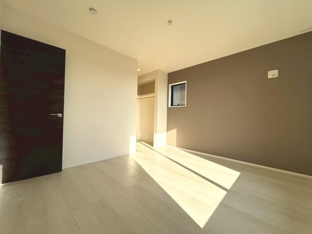 リーブルガーデン　一宮市千秋町加納馬場第7　全4区画分譲の寝室|すべての居室にはたっぷり収納できる大型のクローゼット、各室に２４時間換気システムを設置しています。
排気ファンから低風量で24時間強制排気し、家の中の空気をいつも新鮮に保ちます。
