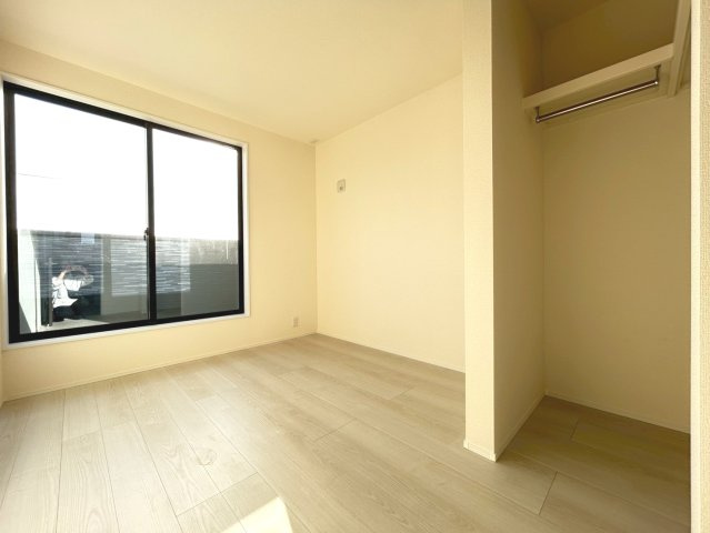 リーブルガーデン　一宮市千秋町加納馬場第7　全4区画分譲の洋室|全居室にたっぷり収納できる大型クローゼット、居室部分の窓ガラスには間に空気層を設けたペアガラスを採用。
高い断熱性と共にガラス面の結露対策にも効果を発揮します。