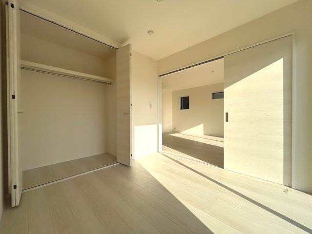 リーブルガーデン　一宮市千秋町加納馬場第7　全4区画分譲の洋室|全居室にたっぷり収納できる大型クローゼット、居室部分の窓ガラスには間に空気層を設けたペアガラスを採用。
高い断熱性と共にガラス面の結露対策にも効果を発揮します。