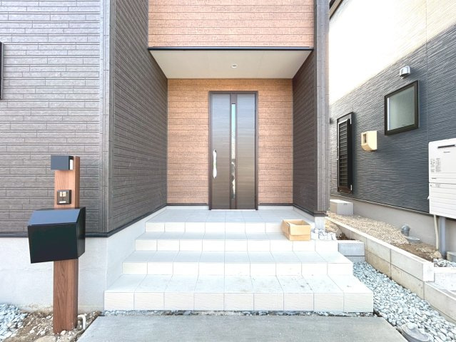 リーブルガーデン　一宮市千秋町加納馬場第7　全4区画分譲の玄関|【ピッキング防止機能付き玄関ドア錠】玄関ドアの鍵は上下に２つあり、内側の下段は脱着サムターンキー。
鍵を不正に開錠されても、もう１つの鍵でピッキングを防ぎます。防犯性の高い仕様になっています。