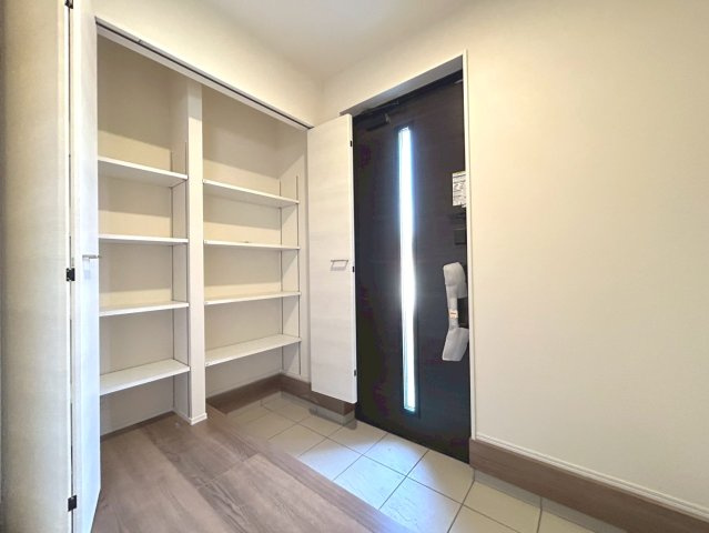 リーブルガーデン　一宮市千秋町加納馬場第7　全4区画分譲の玄関|大容量のシューズ収納付きで玄関周りもすっきり！玄関ドアからの光が玄関ホールを明るくしてくれます。