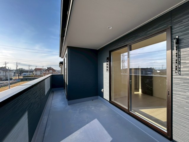 リーブルガーデン　一宮市千秋町加納馬場第7　全4区画分譲のバルコニー|バルコニーは南向きで洗濯物もよく乾きます！強度と表面積硬度を持つFPRで防水しています。