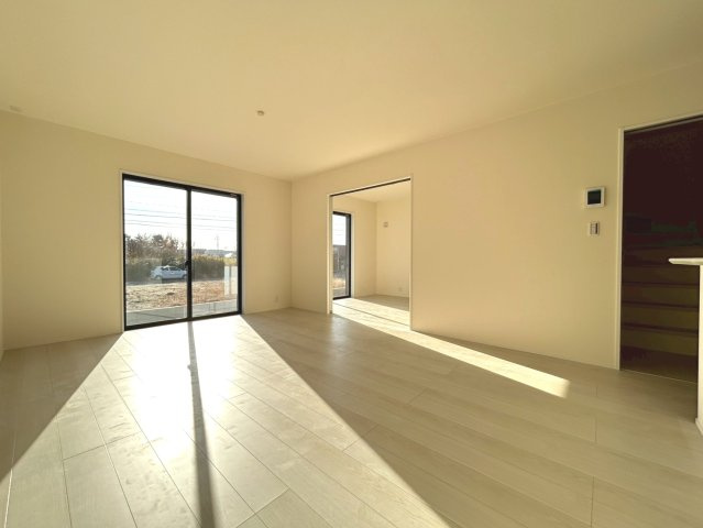 リーブルガーデン　一宮市千秋町加納馬場第7　全4区画分譲の居間・リビング|明るい日差しをふんだんに取り込んだリビングダイニングは家族の笑顔につつまれた素敵な空間になります。
一建設の家は精度が高く丈夫な工法を採用し、「住宅トップランナー基準」に対応しています。