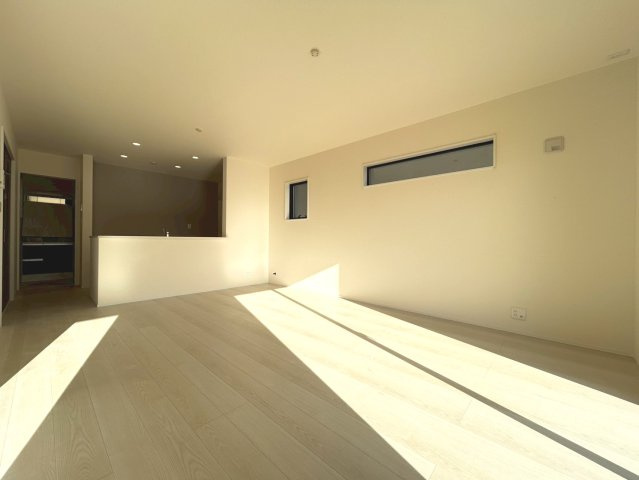 リーブルガーデン　一宮市千秋町加納馬場第7　全4区画分譲の居間・リビング|明るい日差しをふんだんに取り込んだリビングダイニングは家族の笑顔につつまれた素敵な空間になります。
一建設の家は精度が高く丈夫な工法を採用し、「住宅トップランナー基準」に対応しています。