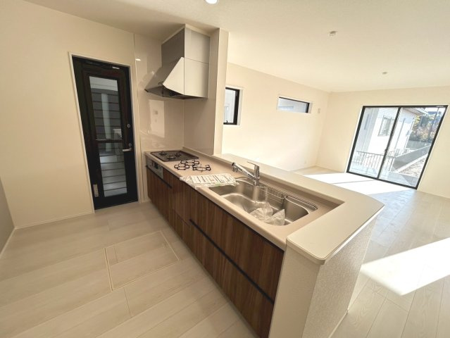 リーブルガーデン　一宮市千秋町加納馬場第7　全4区画分譲のキッチン|機能的で手入れがしやすいシステムキッチンでお掃除も楽々。蛇口は浄水器内蔵型で節湯CI対応水栓です。　
人造大理石カウンターやキッチンパネルなど明るくきれいにお使いいただけます。