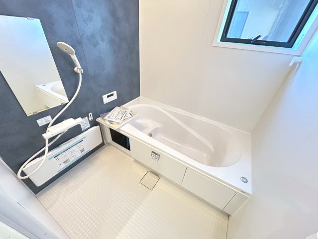 リーブルガーデン　一宮市千秋町加納馬場第7　全4区画分譲の浴室|明るく清潔感がある浴室。浴槽は環境にやさしい節水タイプ。浴槽内ステップで半身浴、親子入浴も安心です。
洗い場の床は乾きやすく滑りにくい快適仕様、水はけが良くカビの発生を軽減できます。
