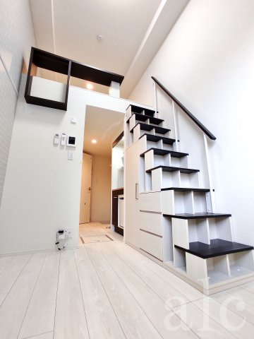 Harmony上石神井の居間・リビング|収納付き階段　昇り降りが従来のハシゴタイプに比べ格段にしやすくなりました。