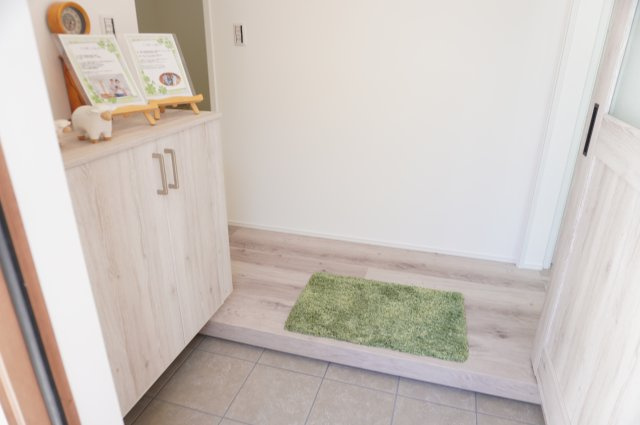 越谷市大字弥十郎 新築一戸建の玄関