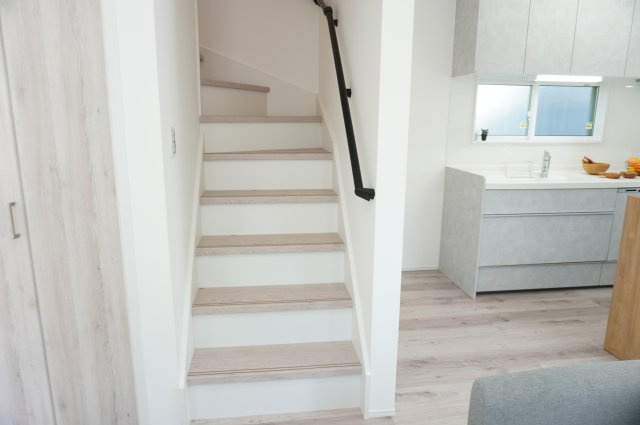 越谷市大字弥十郎 新築一戸建のその他|リビングイン階段