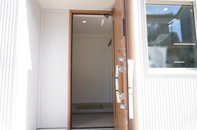越谷市大字弥十郎 新築一戸建の玄関