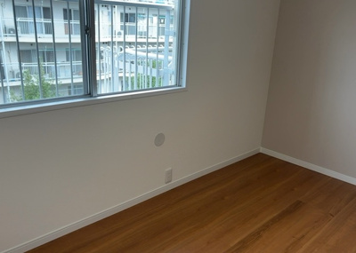 【洋室】 | 相模原富士マンションＢ | 洋室のメリットは重い家具が置きやすく、身の回りが整理しやすいことです。 床がフローリングのため畳とは異なり凹みにくいです。 クローゼットなど収納が豊富で、普段使わない旅行カバンや服の整頓も簡単にです。