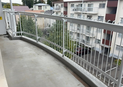 【バルコニー】 | 相模原富士マンションＢ | バルコニーは、室外の専用スペースのうち、「屋根がなく開放された空間」であるものを指します。ベランダより広いタイプのものが多く、日当たりもよいため家庭菜園などを楽しみたい人にとって適した環境となります。