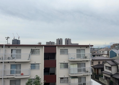 【展望】 | 相模原富士マンションＢ | 眺望の良さを楽しめるダイニングキッチンで家族団らんの時間を過ごしてはいかがでしょうか。バルコニーから見える景色を家族で眺める時間は、時間が経つのを忘れてしまいそうですね。是非、現地を見に行きましょう！