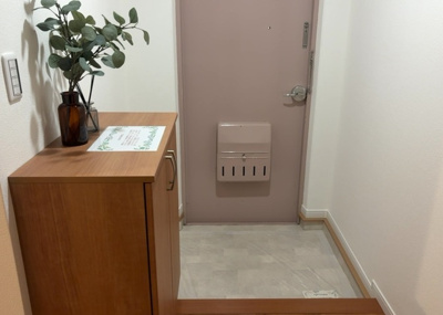 【玄関】 | 相模原富士マンションＢ | 玄関は家の顔でもあり、家族以外の目にも止まる場所です。玄関は外との間を仕切る扉、靴などをしまっておく収納スペース、靴脱ぎのたたきスペース、来客とのやり取りをするドアホンなど複数のアイテムからなります。