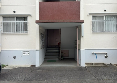 【エントランス】 | 相模原富士マンションＢ | マンションのエントランスには、もともと風よけや防犯の役割がありますが、マンションによって宅配ボックスなどの設備が備わっている所もあります。日々の生活をイメージしながら生活しやすさをチェックしましょう。