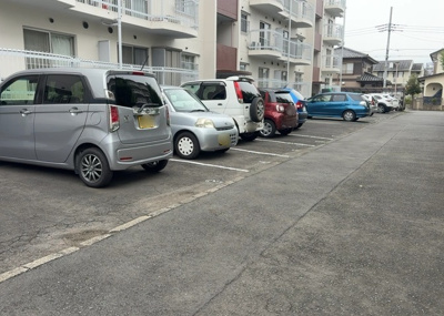 【駐車場】 | 相模原富士マンションＢ | 車一台あたりに必要なスペースは、標準サイズの普通自動車で横幅2m50cm、長さ5mは必要になります。ただし、乗降のことも考慮して横幅3m30cm、長さ5m50cmほどは確保できるところを選びましょう。