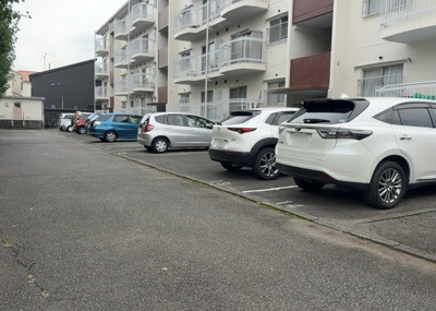 【駐車場】 | 相模原富士マンションＢ | 駐車場と明記されていても、最小スペースでつくられた駐車場だと大型車は駐車できなかったり、出入りしにくくなったりする可能性があります。お車のサイズと購入したい物件の駐車場のサイズを現地で確認しましょう。