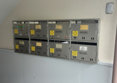 【設備】 | 相模原富士マンションＢ | エントランス付近に設置されている集合ポストは、住んでいる部屋と離れているため、ポストをあさるなど誰かに何かされていても被害に気づきにくいです。入居する時には他人に特定されにくい番号で鍵をかけましょう！