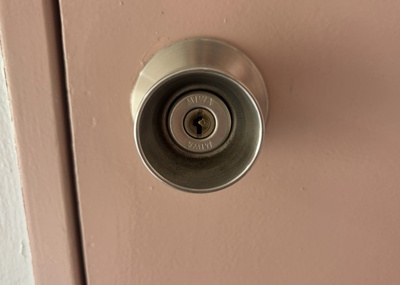 【防犯設備】 | 相模原富士マンションＢ | 当然のことではありますが、オートロックやセンサーライト、ホームセキュリティーなどの防犯設備があれば、小さいお子様がいるご家庭も安心ですよね！まず物件購入の際は、防犯設備もチェックするようにしましょう。