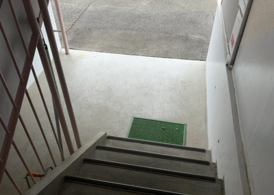 【ロビー】 | 相模原富士マンションＢ | ロビーというと、エントランスと何がちがうの？と思いますよね。実はロビーとエントランスには明確な決まりはありません。物件によっては、エントランスを入って広がるある程度の広さのある空間がロビーとなります。