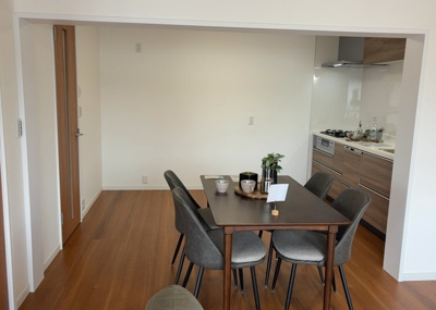 【ダイニング】 | 相模原富士マンションＢ | ダイニングは、食事や家族の団らんスペースとしてだけではなく、ほかの用途としても使用することができます。ダイニングテーブルを置き、食事のためのスペースを作ることでリビングとの差別化を図ることができます。