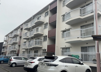 【構造・工法・仕様】 | 相模原富士マンションＢ | ＲＣ造、Reinforced Concreteは直訳すると補強されたコンクリートです。主に柱や梁・床・壁が鉄筋とコンクリートで構成おり、鉄筋を組んだ型枠にコンクリートを流し込んで固めたものを指します。