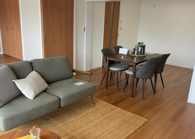 【居間・リビング】 | 相模原富士マンションＢ | 直線タイプはLとDKを一直線に並べた形で対面キッチンのタイプです。一般的なのでよく見かけるかもしれません。直線タイプに似た直接アイランドタイプは、キッチンとダイニングの間に壁がない分広く感じられます。