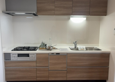 【キッチン】 | 相模原富士マンションＢ | 標準的なシステムキッチンの横幅は、165cm～300cm程度です。2100・2400・2550・2700などミリ単位で表記されます。普段どのように料理をするのかを想定しながら合ったサイズを選びましょう