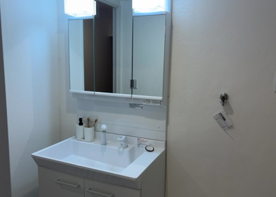 【独立洗面台】 | 相模原富士マンションＢ | 洗面化粧台では顔を洗ったり、身だしなみを整えることが本来の使い方ですが、用途によっては洗面化粧台に求められる機能が違ってくるため、ご自身や家族のライフスタイルに合ったものを選ぶことをおすすめ致します。