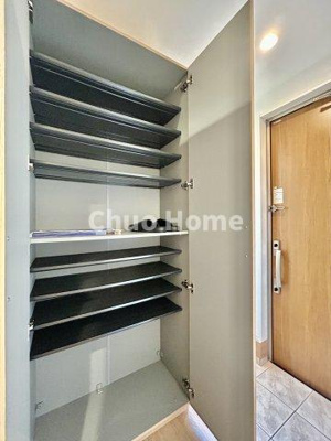 【玄関】 | 荒川区東日暮里3丁目中古住宅 | 【玄関】玄関には大型のシューズクローゼットを設置しておりますのでいつでもスッキリりとした空間を保てます。玄関周りを清潔に使うのはとても大事なことですよね。