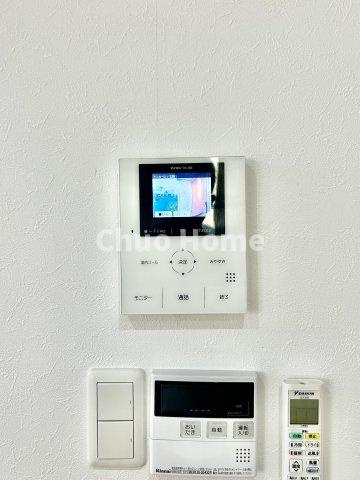 荒川区東日暮里3丁目中古住宅のセキュリティ|【モニターホン】誰が来たかすぐにわかるカラーモニター付きインターホン。通話ボタンを押すまでは室内の音は漏れていませんので相手を確かめてから応対できます。