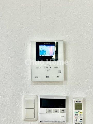 【セキュリティ】 | 荒川区東日暮里3丁目中古住宅 | 【モニターホン】誰が来たかすぐにわかるカラーモニター付きインターホン。通話ボタンを押すまでは室内の音は漏れていませんので相手を確かめてから応対できます。