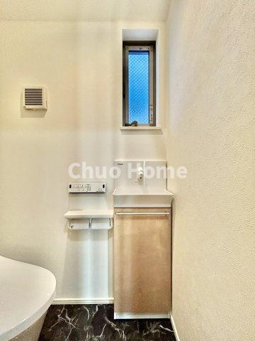 荒川区東日暮里3丁目中古住宅の内装|【ウォシュレット】清潔に使いたいお手洗いには最適な設備です。もちろんウォームレットも標準装備です。