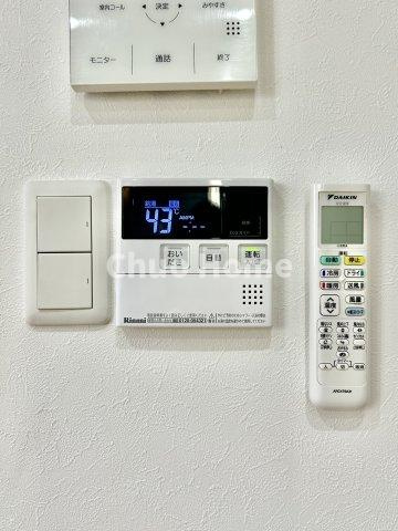 荒川区東日暮里3丁目中古住宅の発電・温水設備|【給湯リモコン】外での一日を忘れさせてくれるオートバス機能でお好みの湯量・温度に調整された浴槽。