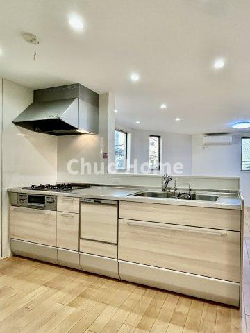 荒川区東日暮里3丁目中古住宅のキッチン|ワイドで収納豊富なシステムキッチン