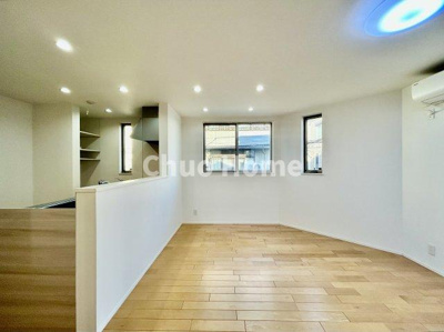 【キッチン】 | 荒川区東日暮里3丁目中古住宅 | 視界に広がりを生むオープンなキッチン。料理や片付けをしながら、家族との会話を楽しんだり、リビングで遊ぶ子どもを見守れます。ご見学時には家具の配置などもイメージしながらぜひご覧になって見て下さい。