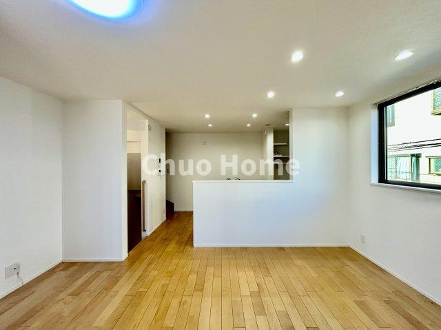 荒川区東日暮里3丁目中古住宅の居間・リビング|【リビングダイニング】一日の中で多くの時間を過すことになるリビングダイニングだからこそ、いつも穏やかな空間であることが必然。爽やかな通風と採光を存分に感じる事が出来る空間です。