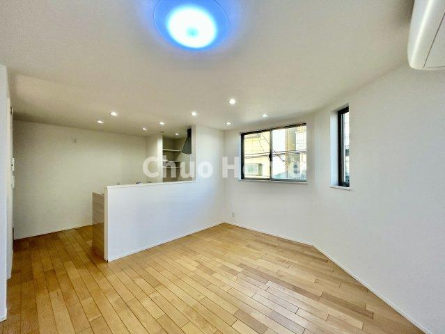 荒川区東日暮里3丁目中古住宅のダイニング|【ダイニング】忙しい朝でも、しっかり家族が揃って食事をして頂けるゆとりある大きさのダイニングスペース。奥様が作る手料理をカウンター越しに受けとって頂き、テーブルで囲む素敵な時間を存分に愉しんで下さい。