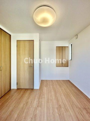 【寝室】 | 荒川区東日暮里3丁目中古住宅 | 【寝室】心と体をゆったりと安らげる主寝室。寝室のゆとりが大きい分だけ、暮らしの安らぎは深まります。一日の疲れを癒すだけでなく、ご夫婦の親密な語らいを紡ぎ出します