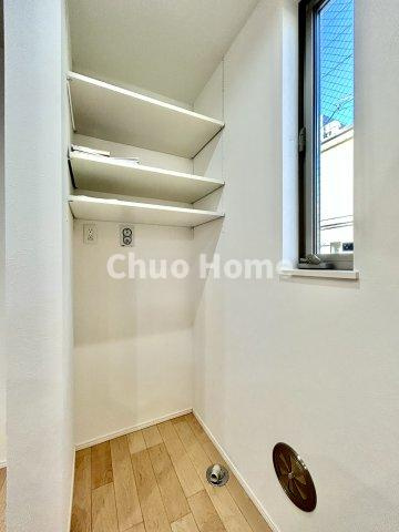 荒川区東日暮里3丁目中古住宅のランドリースペース|【ランドリースペース】担当者がスケールを持ち歩いておりますので、ご見学時には現在お使いの洗濯機などがきちんと収まるかなどもチェックして下さい。見学前に測っておくと非常に便利だと思います。