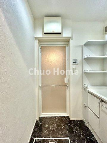 荒川区東日暮里3丁目中古住宅の脱衣所|【洗面所】明るい洗面所は朝をすっきりさせてくれる空間です。バタバタしている忙しい朝でも収納が多い洗面台では短い時間で効率良く支度ができます。