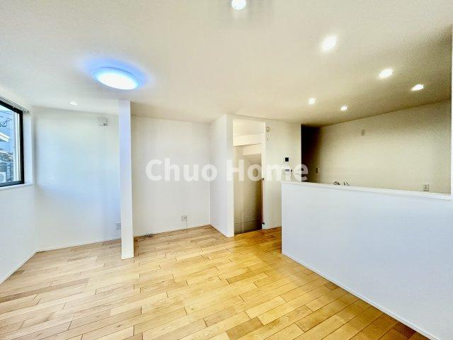 荒川区東日暮里3丁目中古住宅の居間・リビング|【居間・リビング】「ＬＤＫは家族団らんをデザイン」広いＬＤＫでは家族が集まり一緒の時間を過ごせる工夫がされております。何気ない一日の当たり前のひとコマがいつか一生の宝物になります