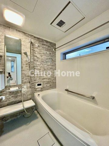 荒川区東日暮里3丁目中古住宅の浴室|【バスルーム】暖房換気乾燥機付きシステムバスルーム。暖房・冷風・換気・乾燥など、毎日を快適に過ごせるうれしい機能が揃っています。雨の日の洗濯物も安心です。