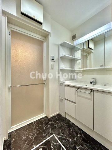 荒川区東日暮里3丁目中古住宅の独立洗面台|【洗面化粧台】洗面化粧台には三面鏡を採用。身だしなみを整えやすい事はもちろんですが、鏡の後ろに収納スペースを設ける事により、散らかりやすい洗面スペースをすっきりさせる事が出来るのも嬉しいですね