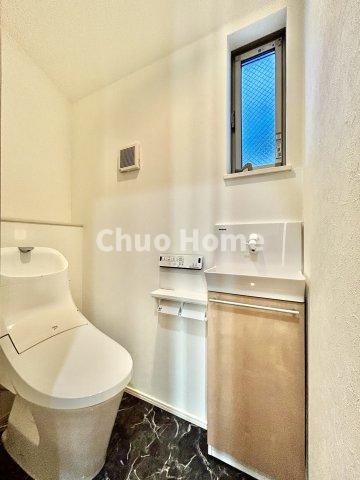 荒川区東日暮里3丁目中古住宅のトイレ|【トイレ】 収納スペースをしっかりと確保した温水洗浄便座機能付きトイレ。温水洗浄便座は清潔にお使いいただくための大切なアイテムです。